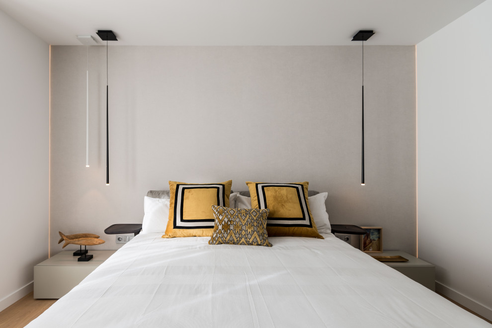 Imagen de dormitorio principal con paredes grises, suelo de madera pintada y suelo beige