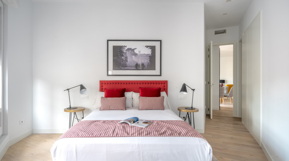 Свежая идея для дизайна: спальня среднего размера в современном стиле с белыми стенами, светлым паркетным полом и бежевым полом - отличное фото интерьера