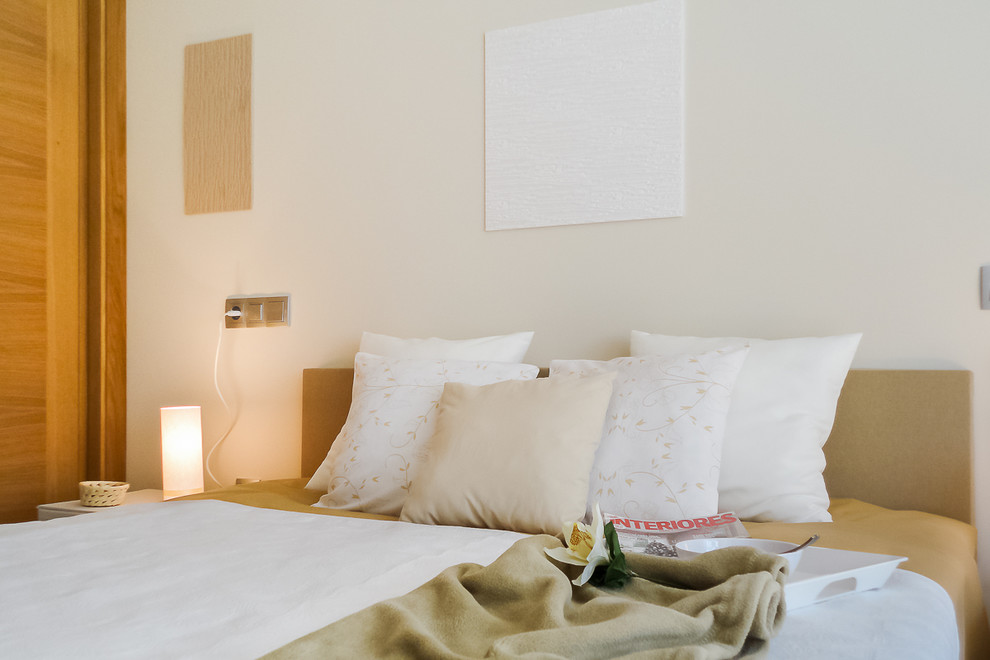 Foto de dormitorio principal tradicional renovado de tamaño medio sin chimenea con paredes beige y suelo de madera en tonos medios
