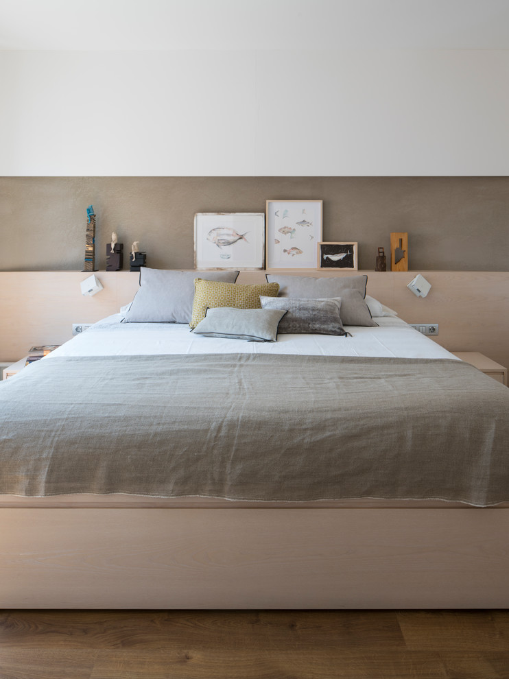 На фото: хозяйская спальня среднего размера в стиле неоклассика (современная классика) с белыми стенами, паркетным полом среднего тона и коричневым полом