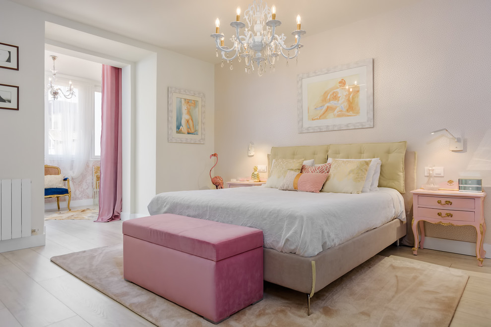 Пример оригинального дизайна: хозяйская спальня среднего размера в стиле неоклассика (современная классика) с разноцветными стенами, светлым паркетным полом и бежевым полом