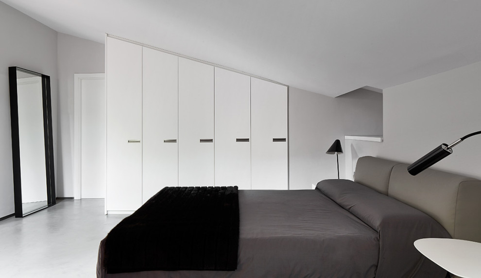 Mittelgroßes Modernes Hauptschlafzimmer ohne Kamin mit grauer Wandfarbe