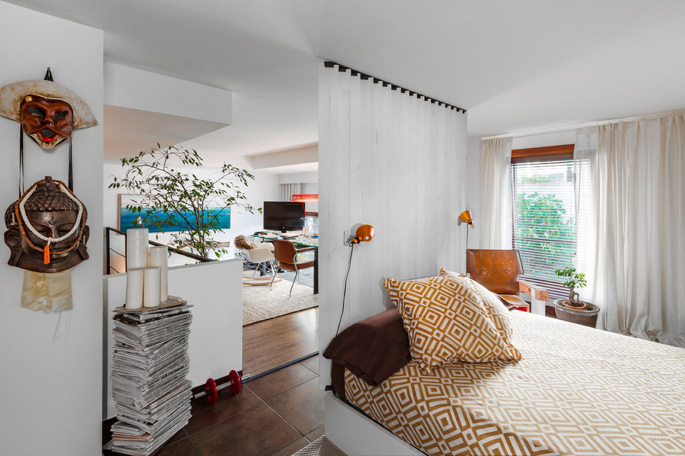 Diseño de dormitorio tipo loft moderno grande con paredes blancas y suelo de baldosas de cerámica