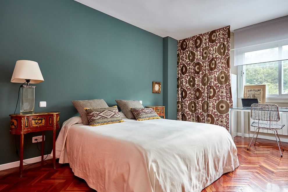 Imagen de dormitorio principal tradicional renovado grande con paredes verdes, suelo de madera oscura y suelo marrón