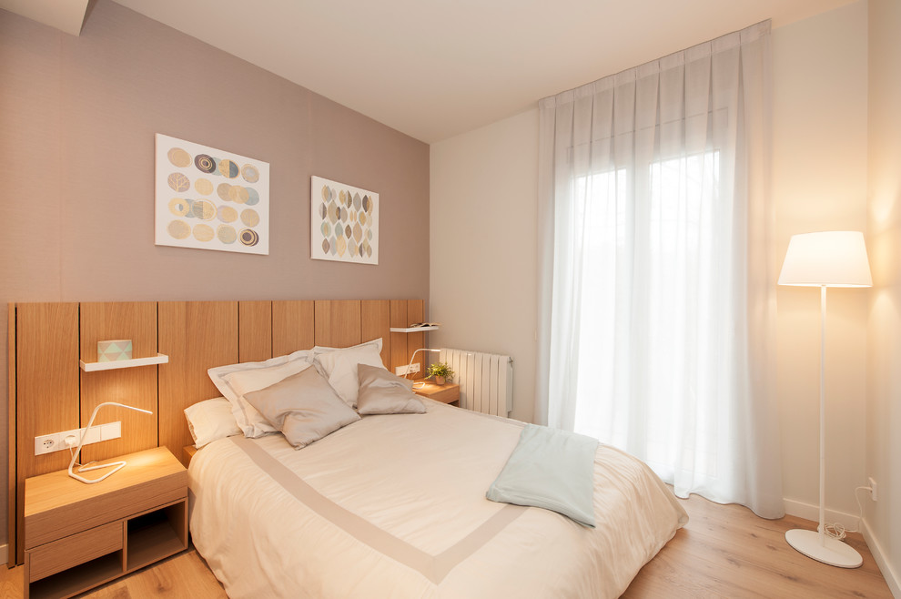 Imagen de dormitorio principal minimalista de tamaño medio con paredes grises, suelo de madera en tonos medios y suelo marrón
