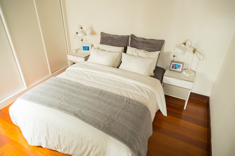 Foto de dormitorio principal escandinavo pequeño con paredes blancas y suelo de madera oscura