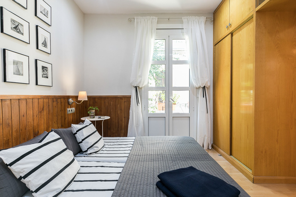 На фото: хозяйская спальня среднего размера в стиле неоклассика (современная классика) с белыми стенами, коричневым полом и светлым паркетным полом