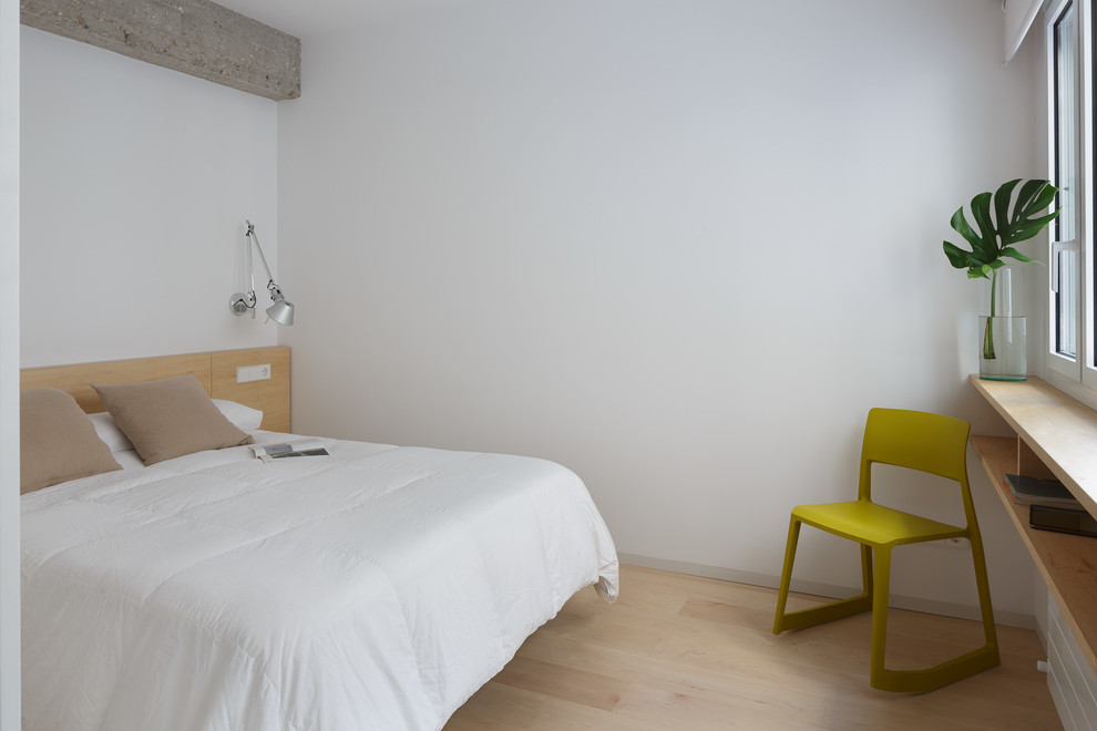Aménagement d'une chambre parentale moderne avec un mur blanc, parquet clair et un sol beige.