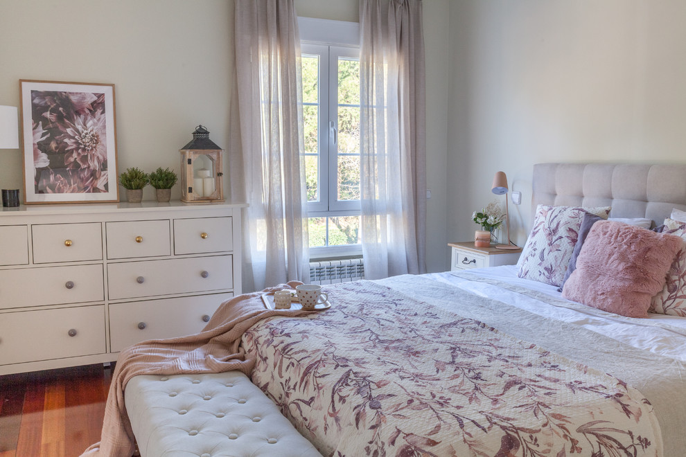Exemple d'une grande chambre parentale romantique avec un mur beige, parquet foncé et un sol marron.