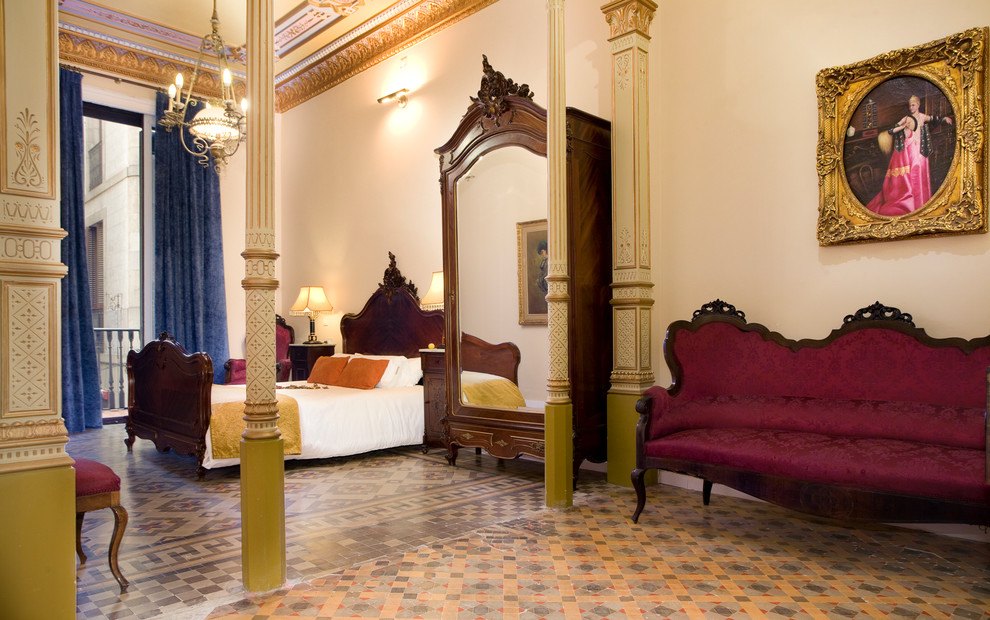 Идея дизайна: огромная хозяйская спальня в классическом стиле с бежевыми стенами и полом из керамической плитки без камина