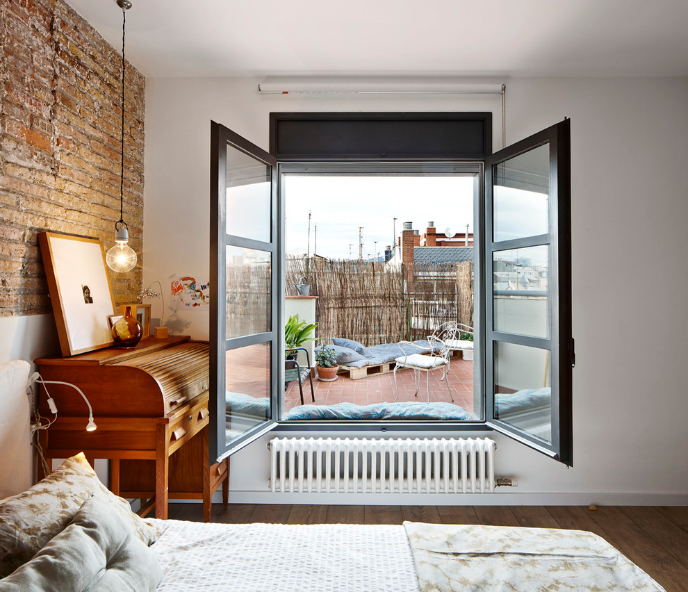 Mittelgroßes Stilmix Hauptschlafzimmer ohne Kamin mit weißer Wandfarbe und dunklem Holzboden in Barcelona