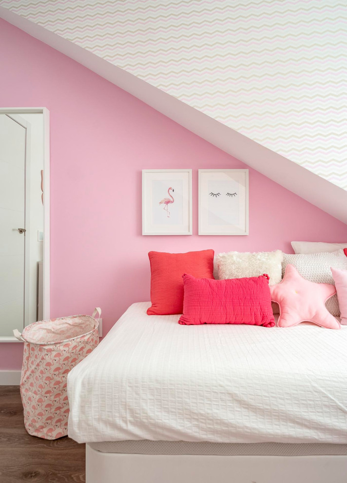 Modelo de dormitorio actual con paredes rosas, suelo de madera oscura y suelo marrón