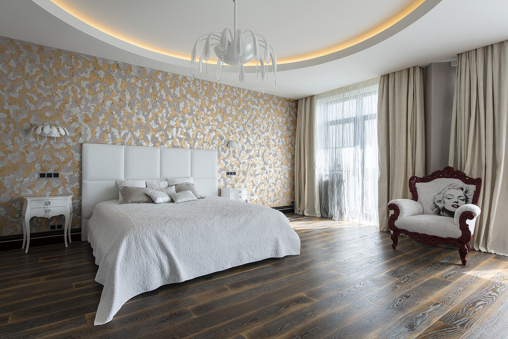 Diseño de dormitorio contemporáneo con paredes multicolor y suelo de madera oscura
