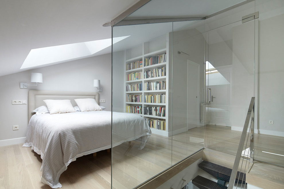 Klassisches Schlafzimmer im Loft-Style mit weißer Wandfarbe, hellem Holzboden und beigem Boden in Sonstige