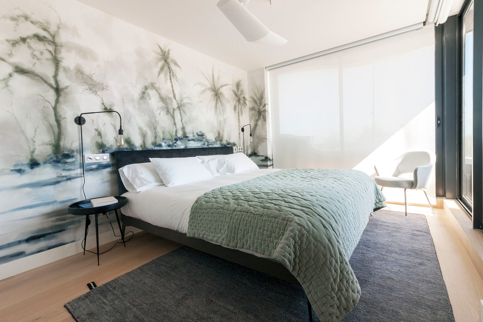 Diseño de dormitorio principal marinero de tamaño medio sin chimenea con paredes multicolor, suelo de madera clara y suelo beige
