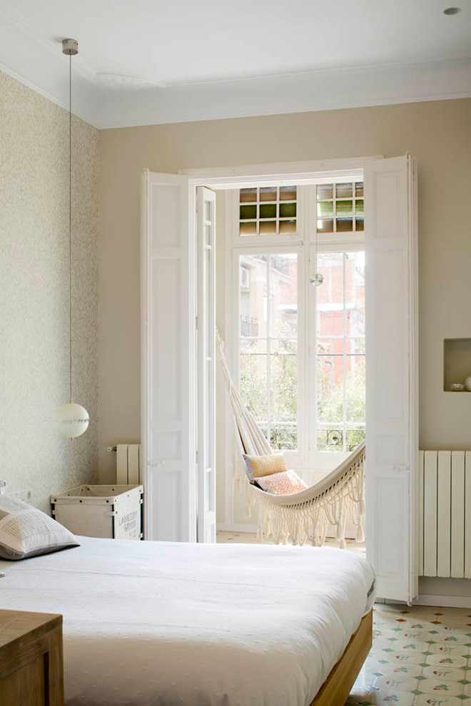 Ejemplo de dormitorio principal tradicional renovado de tamaño medio sin chimenea con paredes beige y suelo de baldosas de cerámica