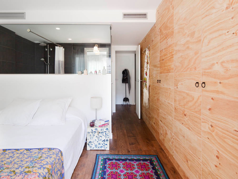 Источник вдохновения для домашнего уюта: хозяйская спальня среднего размера в скандинавском стиле с белыми стенами и паркетным полом среднего тона без камина