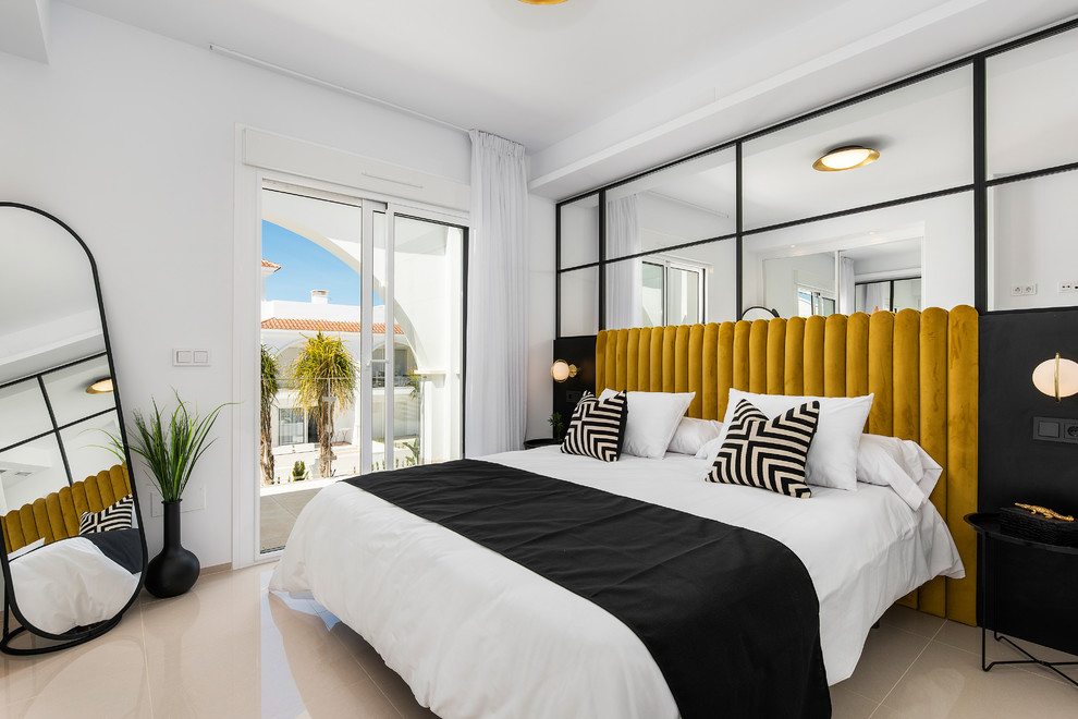 Diseño de dormitorio contemporáneo con paredes blancas y suelo beige