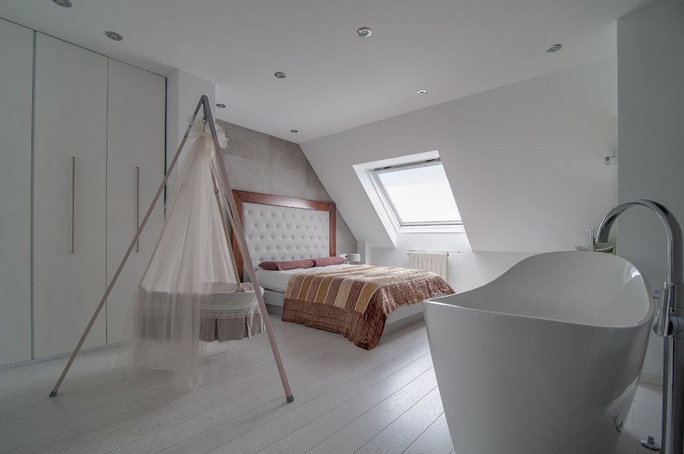 На фото: большая хозяйская спальня в стиле неоклассика (современная классика) с белыми стенами и деревянным полом без камина с