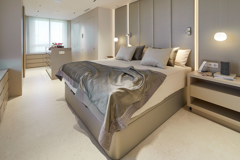 Modelo de dormitorio principal actual con paredes grises y suelo beige