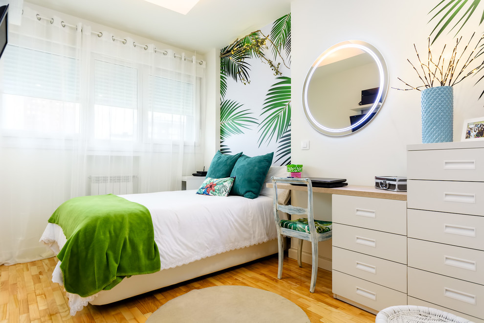 Foto de dormitorio actual con paredes multicolor, suelo de madera en tonos medios y suelo beige