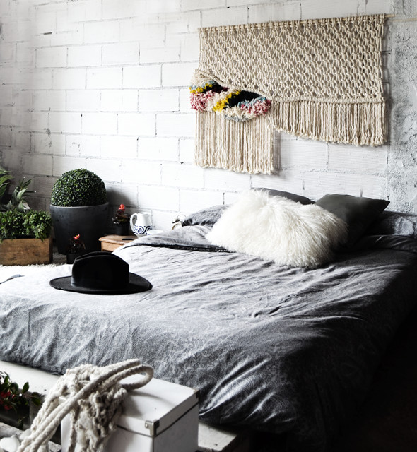 Источник вдохновения для домашнего уюта: большая хозяйская спальня в стиле фьюжн с белыми стенами и бетонным полом