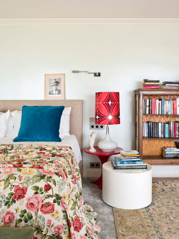 Diseño de dormitorio ecléctico con paredes blancas, moqueta y suelo multicolor