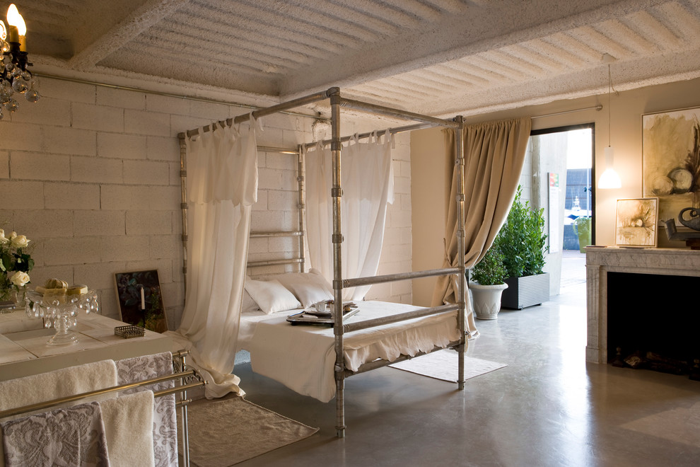 バルセロナにある広いエクレクティックスタイルのおしゃれな主寝室 (白い壁、標準型暖炉) のレイアウト