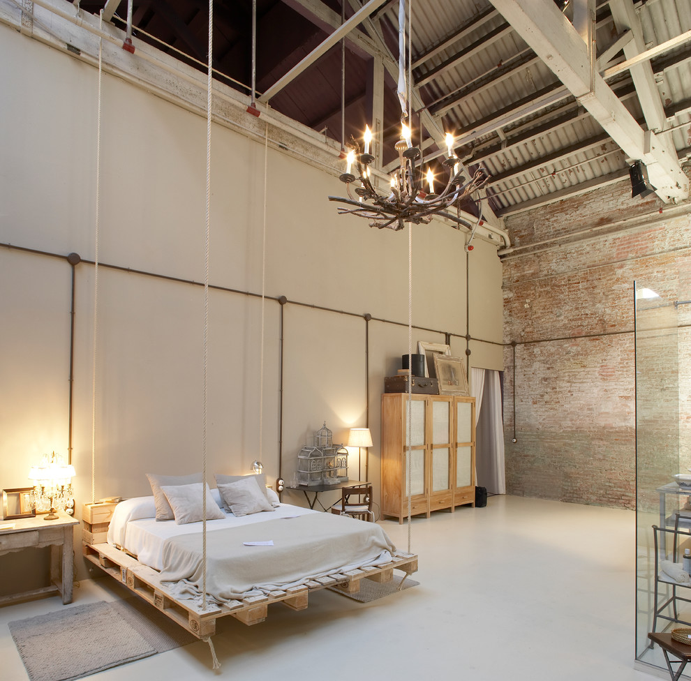 Свежая идея для дизайна: огромная хозяйская спальня: освещение в стиле лофт с бежевыми стенами без камина - отличное фото интерьера