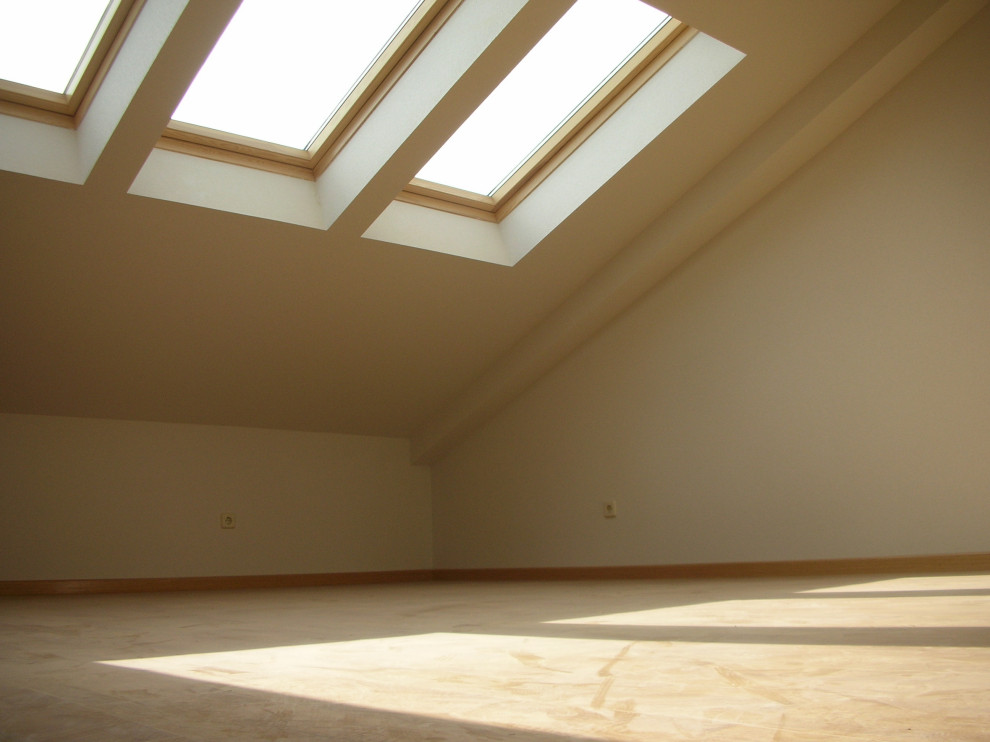 Großes Modernes Hauptschlafzimmer mit weißer Wandfarbe und braunem Holzboden in Sonstige