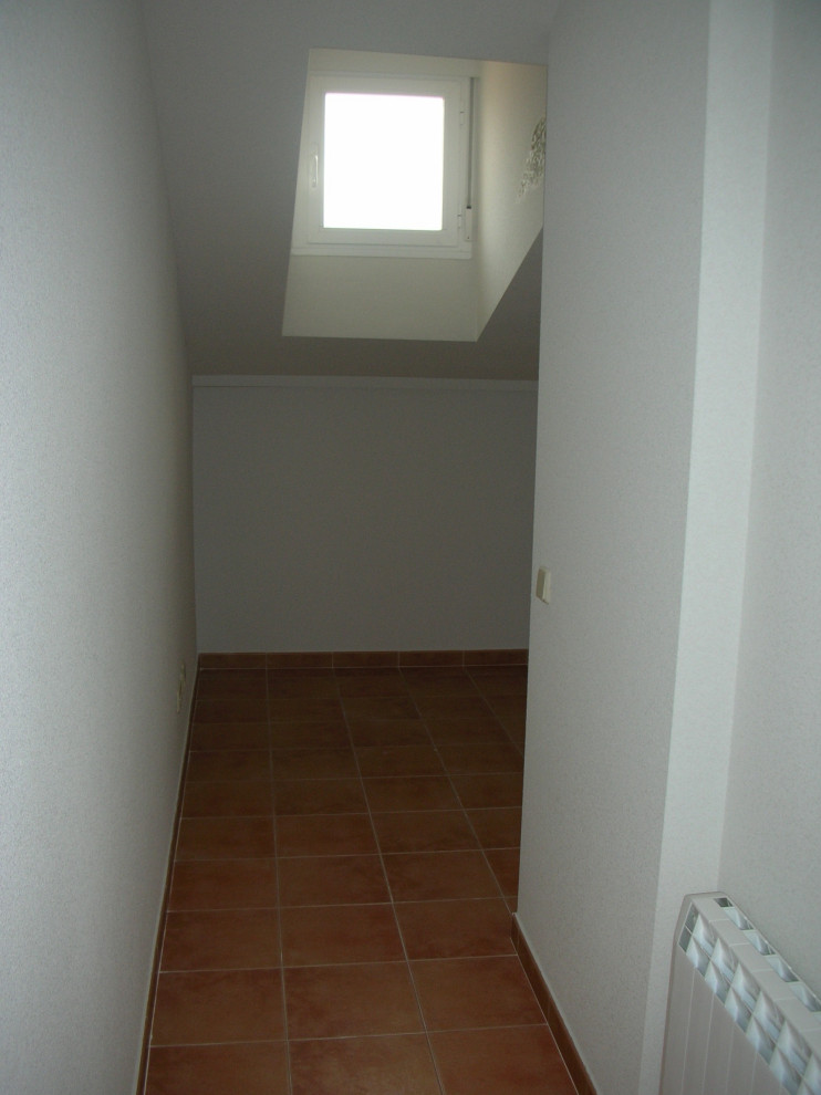 Diseño de dormitorio principal moderno de tamaño medio con paredes blancas, suelo de baldosas de cerámica y suelo marrón