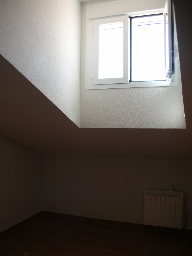 Mittelgroßes Modernes Hauptschlafzimmer mit weißer Wandfarbe, Keramikboden und grauem Boden in Sonstige