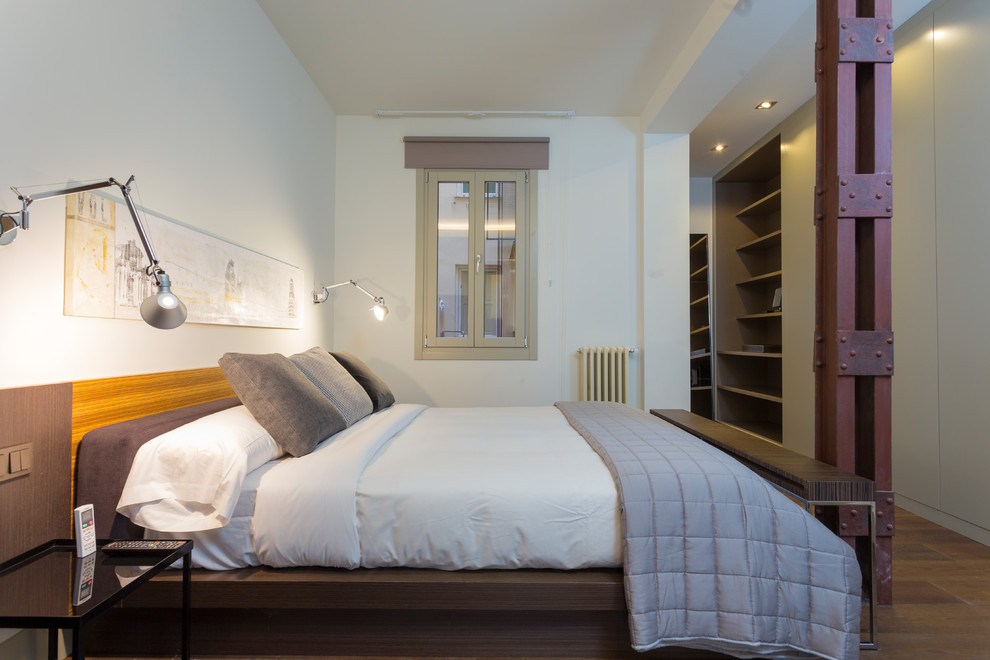 Ejemplo de dormitorio principal actual de tamaño medio con paredes blancas, suelo de madera oscura y suelo marrón