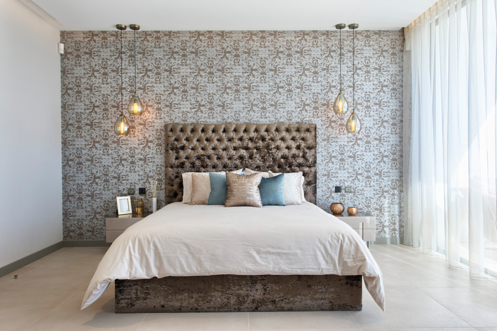 Ejemplo de dormitorio contemporáneo con paredes multicolor y suelo gris