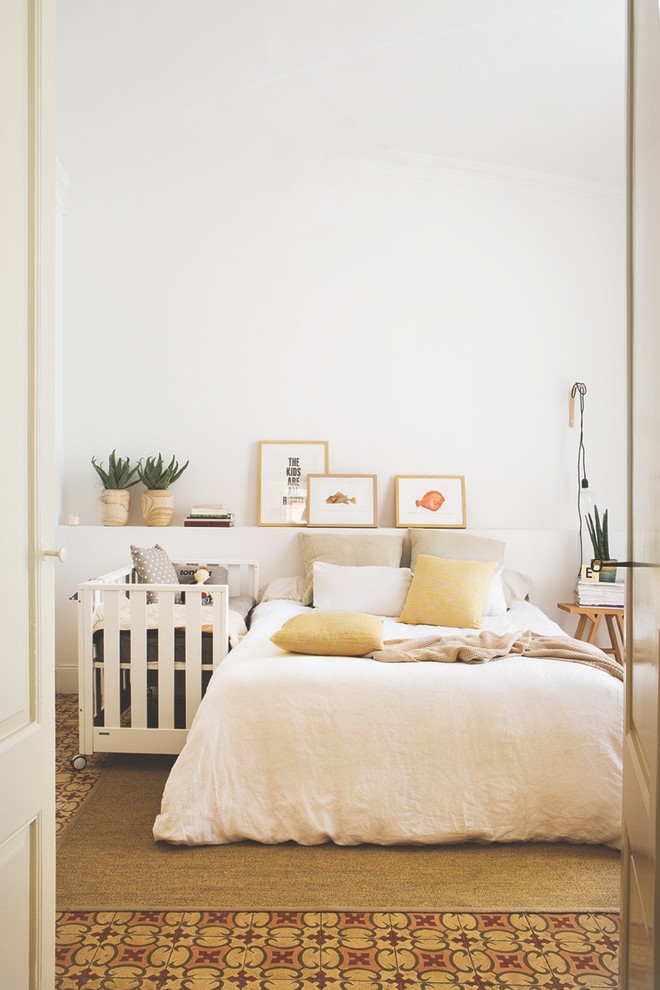 Стильный дизайн: хозяйская спальня среднего размера в скандинавском стиле с белыми стенами и полом из керамической плитки без камина - последний тренд