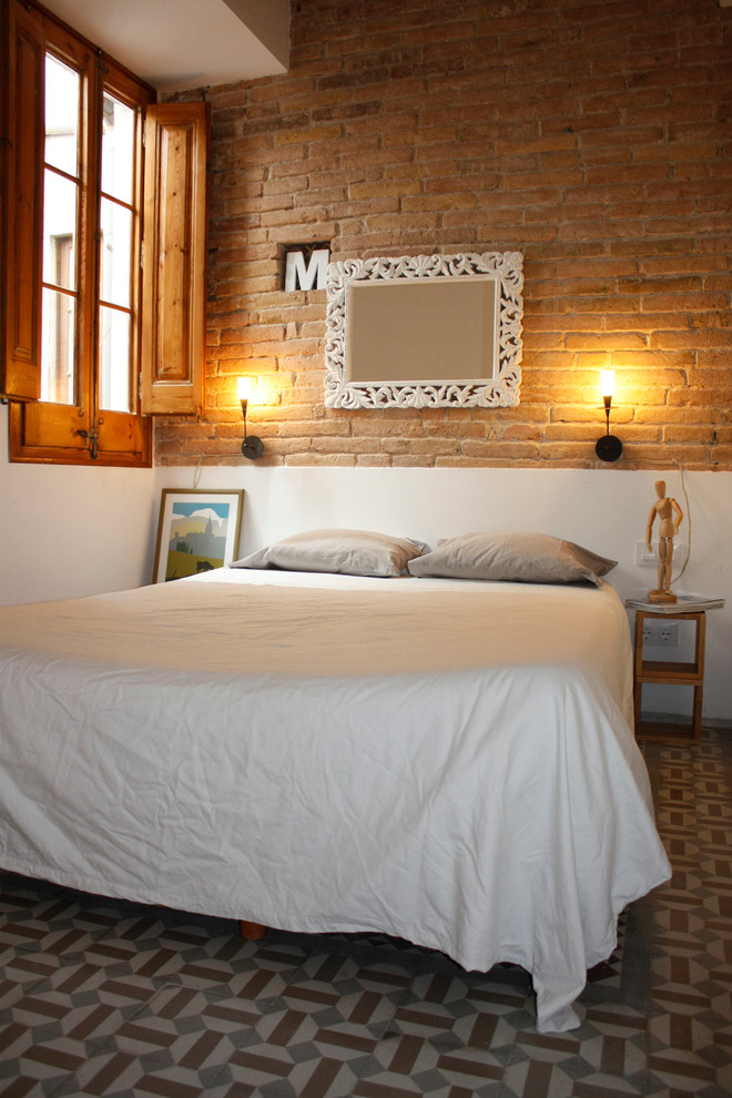 バルセロナにある中くらいな北欧スタイルのおしゃれな主寝室 (カーペット敷き、オレンジの壁、暖炉なし)