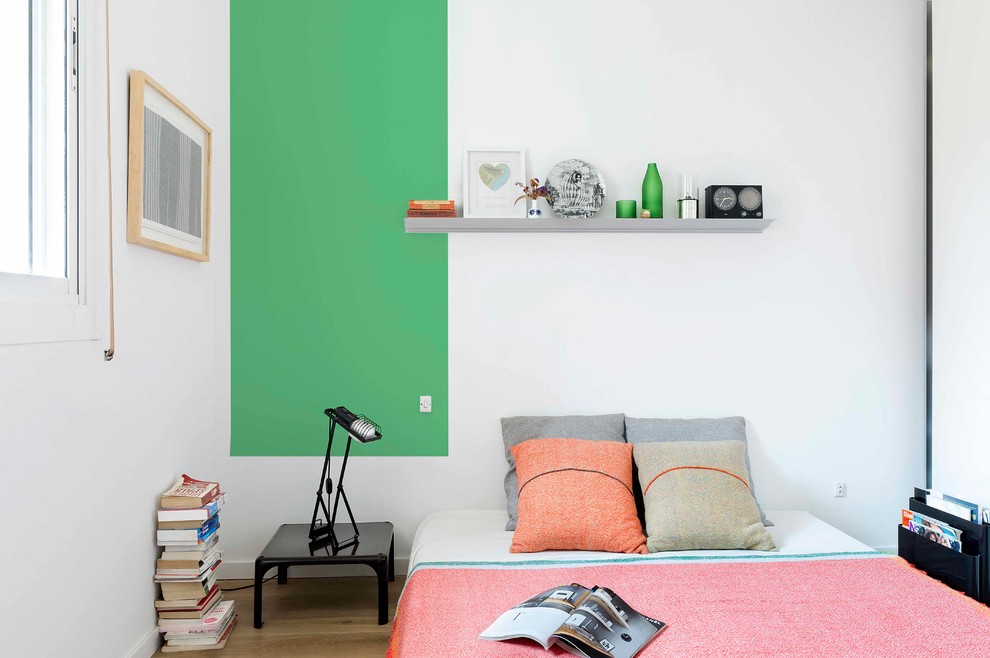 バルセロナにある中くらいなコンテンポラリースタイルのおしゃれな主寝室 (白い壁、無垢フローリング、暖炉なし) のインテリア