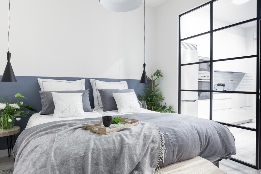 Diseño de dormitorio principal nórdico de tamaño medio con paredes blancas, suelo laminado y suelo gris