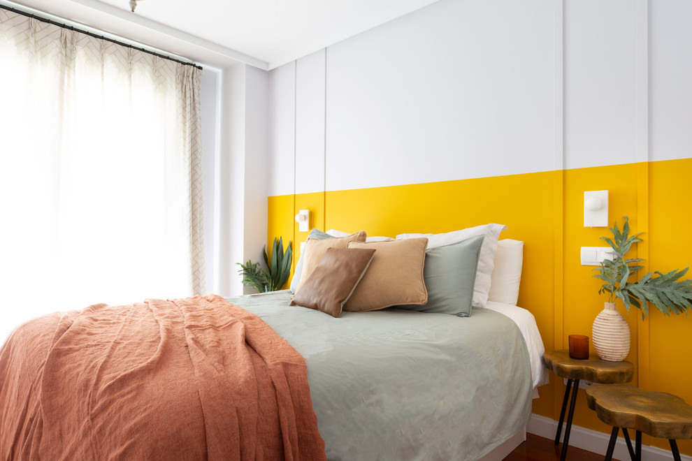 Maritimes Hauptschlafzimmer mit bunten Wänden und braunem Holzboden in Madrid