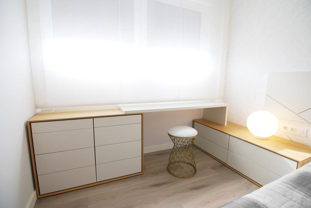 Cette photo montre une petite chambre parentale moderne avec un mur blanc, un sol en carrelage de porcelaine, aucune cheminée et un sol gris.