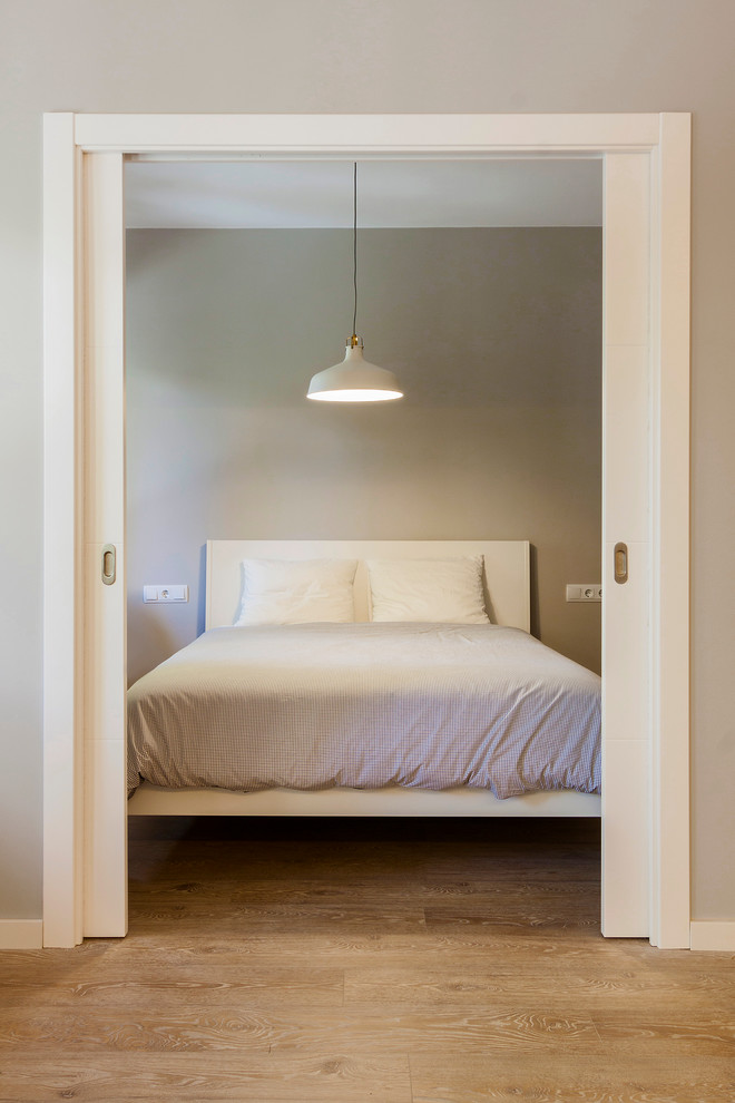 バルセロナにある中くらいな北欧スタイルのおしゃれな主寝室 (ベージュの壁、淡色無垢フローリング、暖炉なし) のインテリア