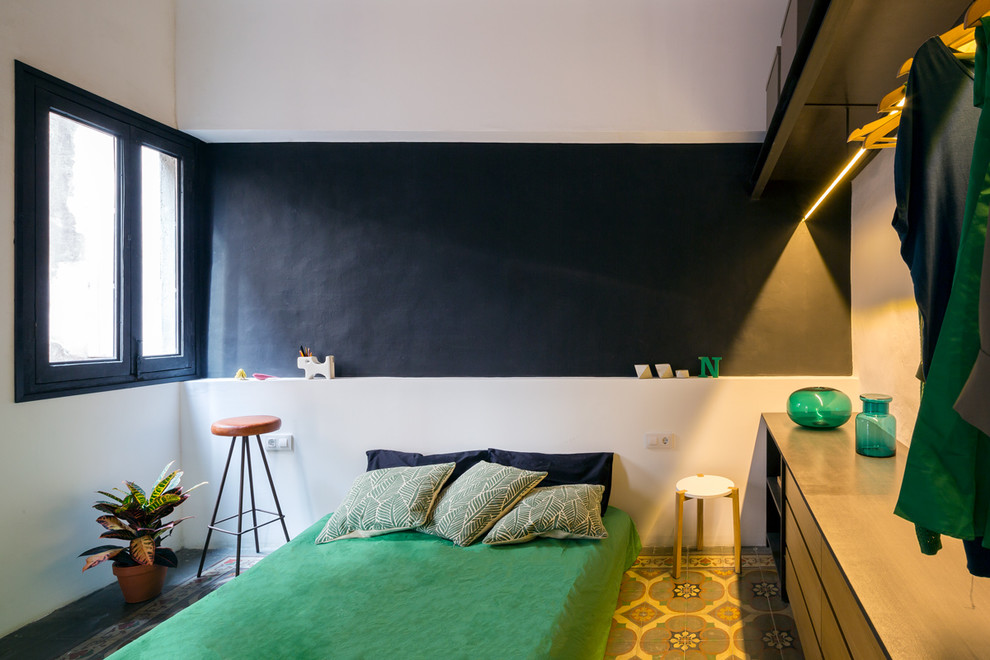 Imagen de dormitorio principal exótico de tamaño medio con paredes negras, suelo de baldosas de cerámica y suelo multicolor