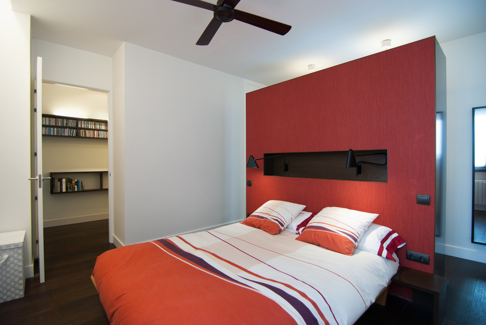 Inspiration for a modern bedroom remodel in Madrid