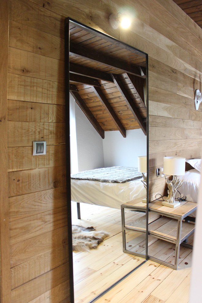 Стильный дизайн: большая хозяйская спальня в стиле рустика с серыми стенами и светлым паркетным полом - последний тренд