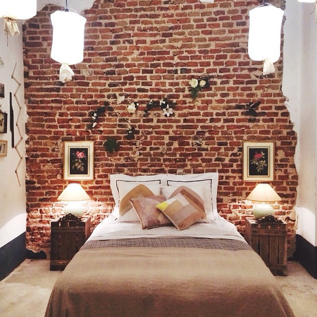 Пример оригинального дизайна: хозяйская спальня среднего размера в стиле лофт с разноцветными стенами и ковровым покрытием без камина