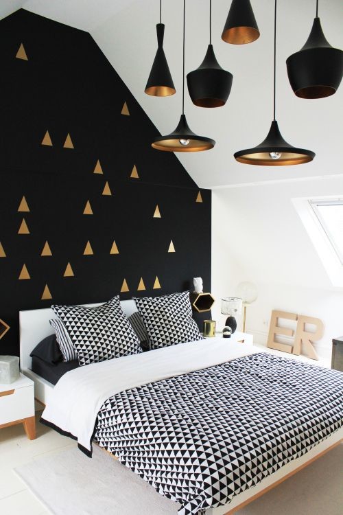 Идея дизайна: хозяйская спальня среднего размера в скандинавском стиле с разноцветными стенами и полом из керамической плитки без камина