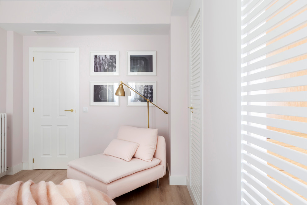 Ejemplo de dormitorio principal clásico renovado con paredes rosas
