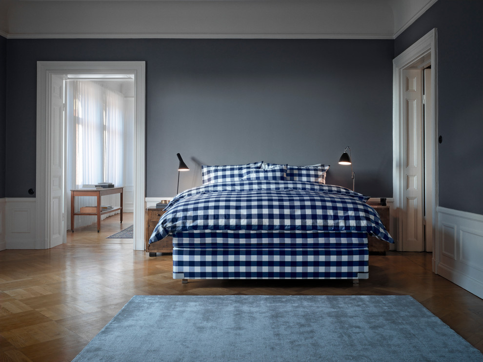 Идея дизайна: большая хозяйская спальня в скандинавском стиле с серыми стенами и паркетным полом среднего тона без камина