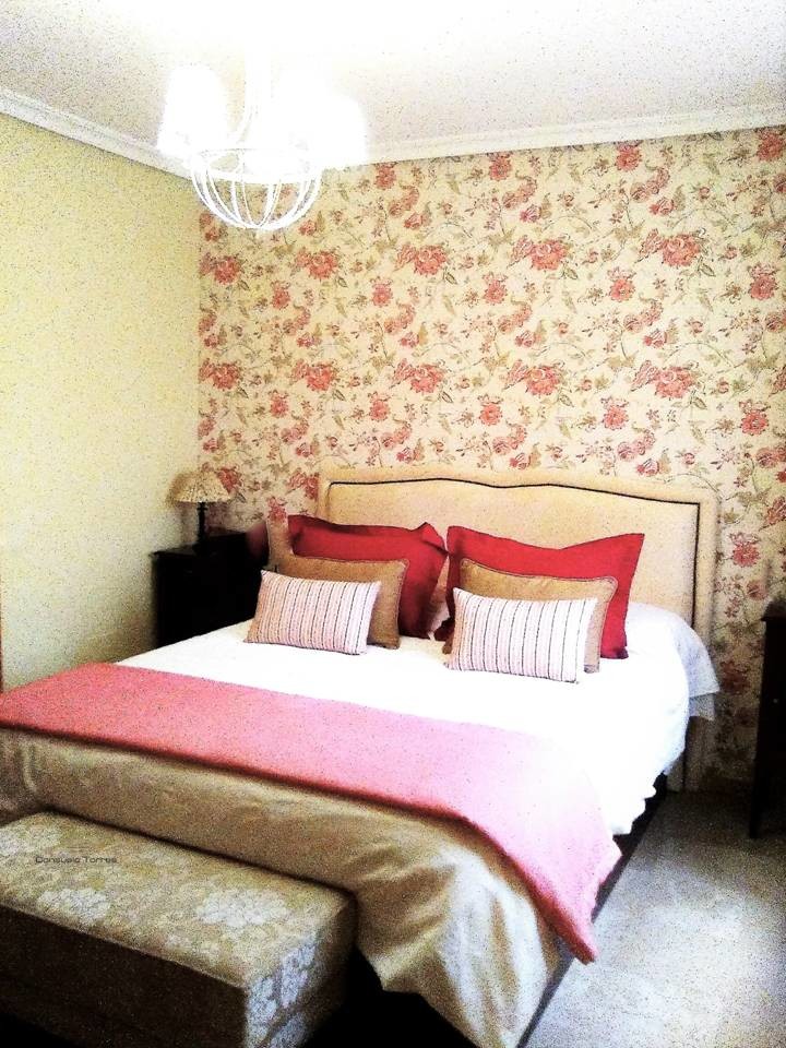 Imagen de dormitorio principal romántico de tamaño medio con paredes verdes y suelo de mármol
