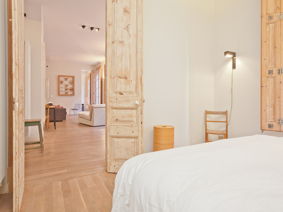 Bedroom - contemporary bedroom idea in Barcelona